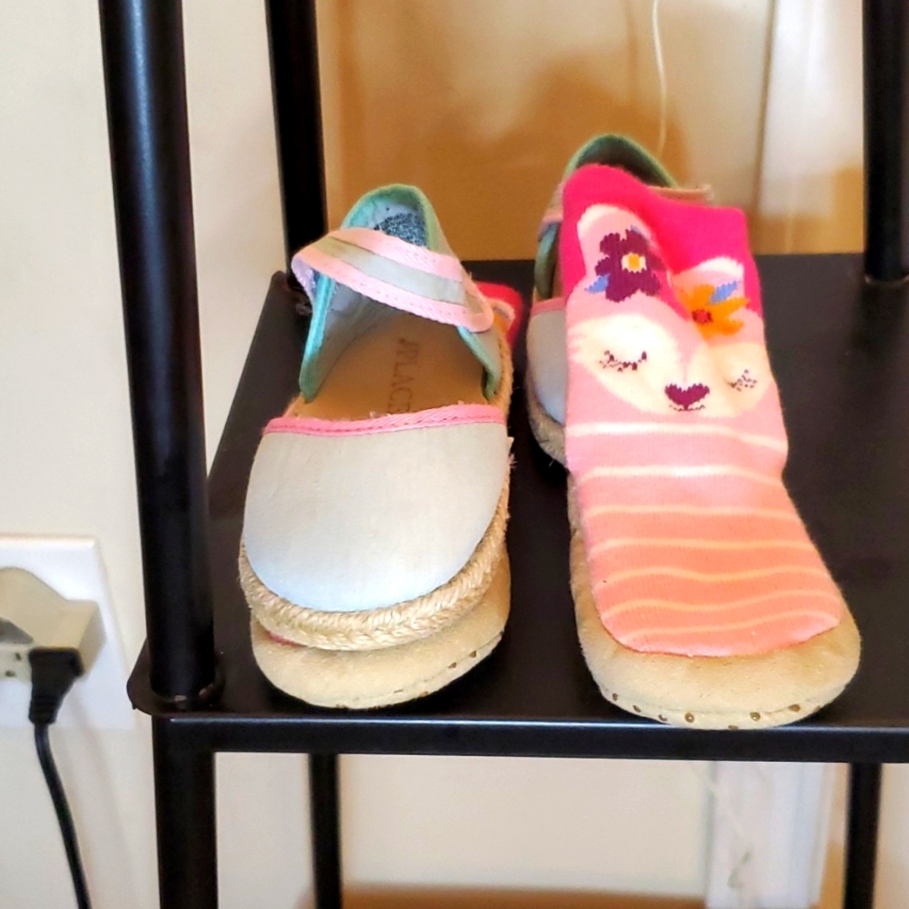 1 PAIR OF SZ 2 CLOTH MARY JANE SUMMER SHOES AND A PAIR OF SLIPLESS SOCKS SZ 2